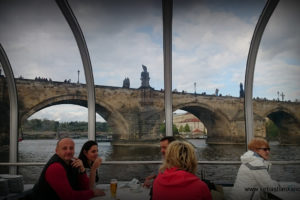 Słynny Most Karola w tle
